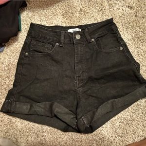 Forever 21 black stretchy shorts good conditions size 24